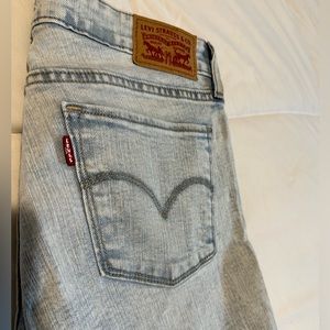 711 Levi skinny jeans
